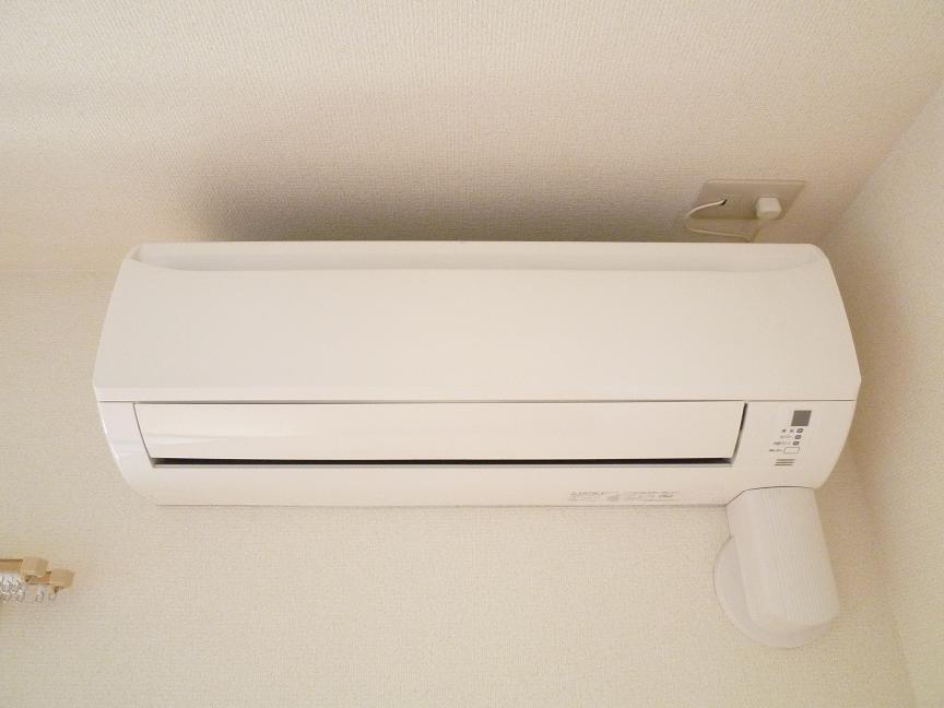 その他設備　洋室に設備でエアコン1台設置済
