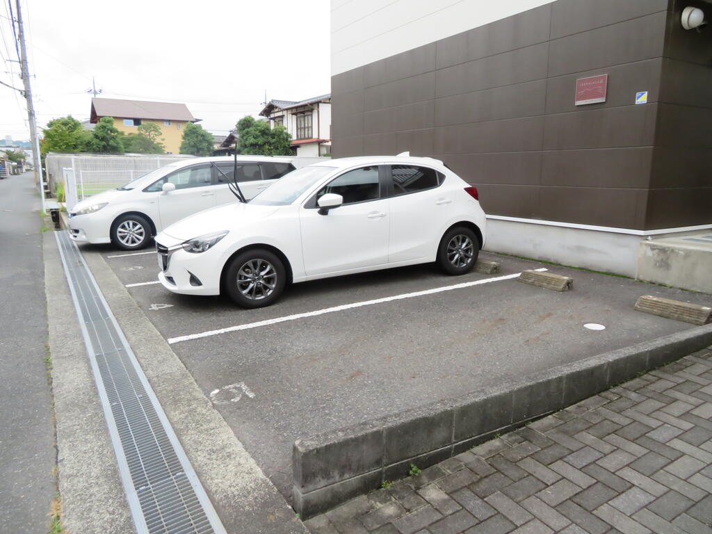 【津山市北園町のアパートの駐車場】