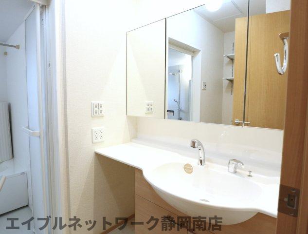 洗面設備　使いやすい洗面所です