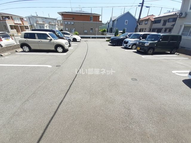 【名張市東町のアパートの駐車場】