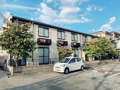 宝塚市安倉南のアパートの建物外観