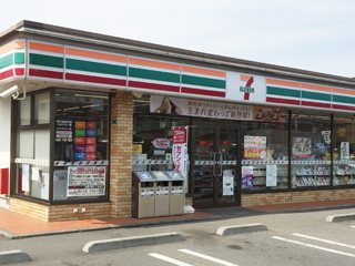 コンビニ　セブンイレブン平塚老松町店（コンビニ）まで305m