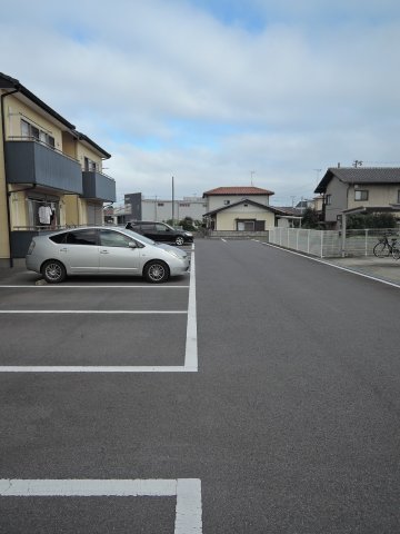 【ハイツ・ロングヒル並木　Ａ棟の駐車場】