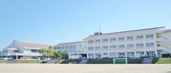 【東広島市西条御条町のマンションの小学校】