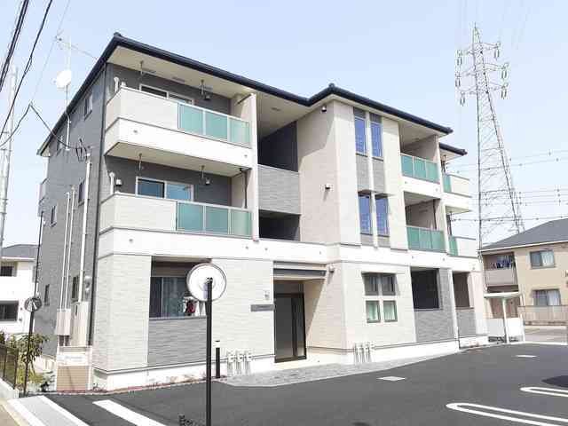 小田原市飯田岡のアパートの建物外観