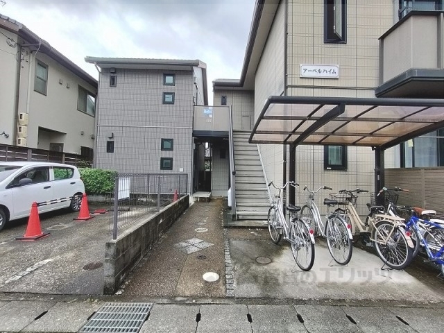 【京都市西京区上桂三ノ宮町のアパートのエントランス】