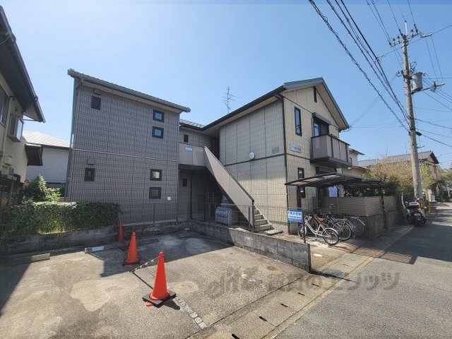 京都市西京区上桂三ノ宮町のアパートの建物外観