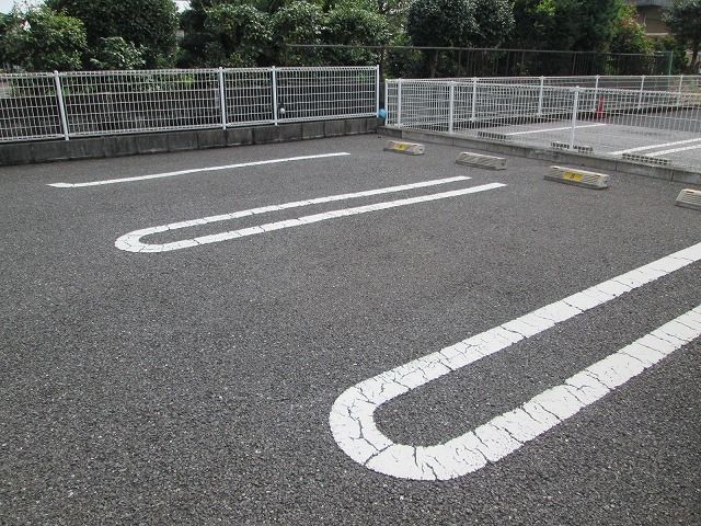 【ワイズ　IIIの駐車場】