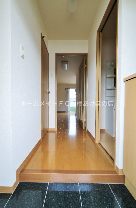 玄関　同型別部屋写真（反転）