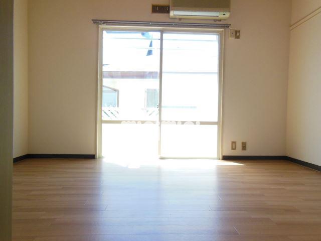 居室・リビング　日当りの良い洋室