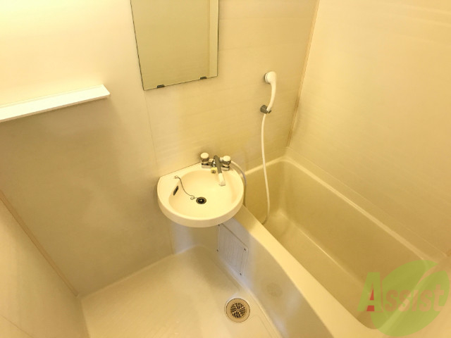 バス・シャワールーム　バスルームは狭すぎず、シャワーも浴びやすそうです。