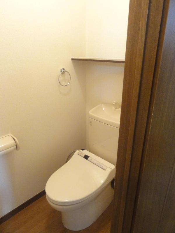 その他　清潔感あるトイレはウッディで落ち着きのある雰囲気。