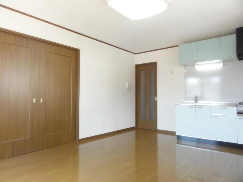 居室・リビング　広いリビングダイニングとキッチンスペース