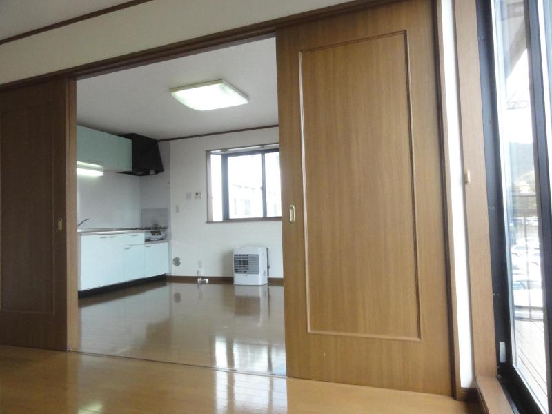 居室・リビング　引き戸を開ければ、より開放的な空間に♪