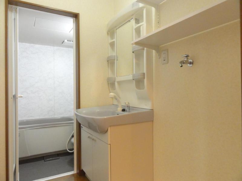 洗面設備　脱衣洗面所も広々！快適にお使いいただけます。