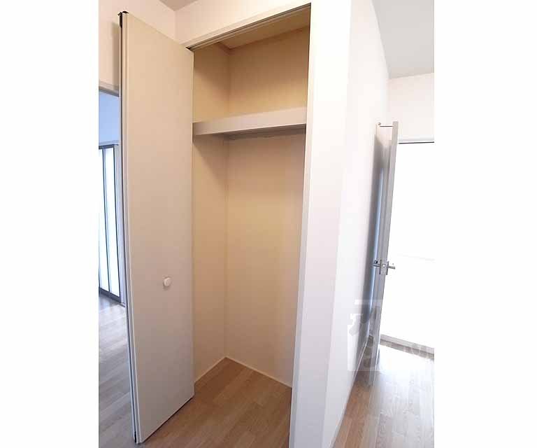 収納　廊下に天井まである収納が付いております。