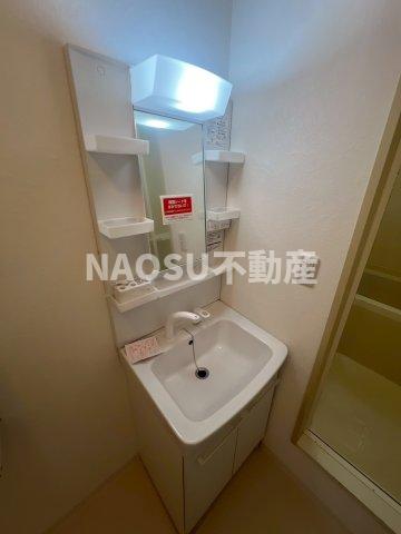 洗面設備　独立洗面台、小物を置くことができて便利です