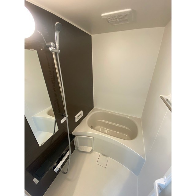 バス・シャワールーム　大きな鏡付きの浴室