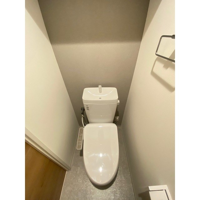 トイレ　温水洗浄便座あり！棚があって便利です！