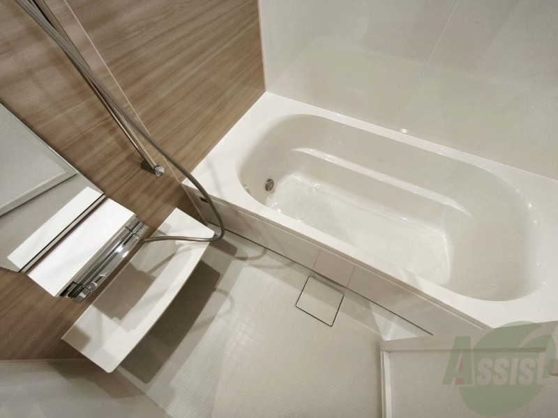 バス・シャワールーム　お風呂です。広々したバスでゆっくりくつろげます。