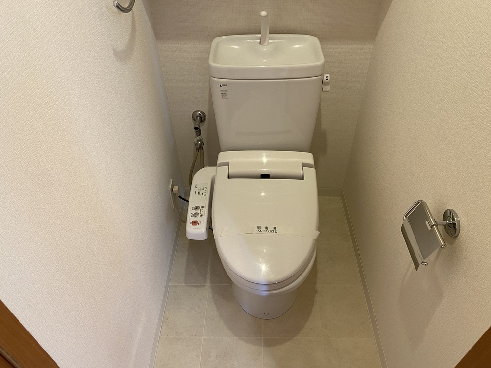 トイレ　■同一仕様の別部屋になります。