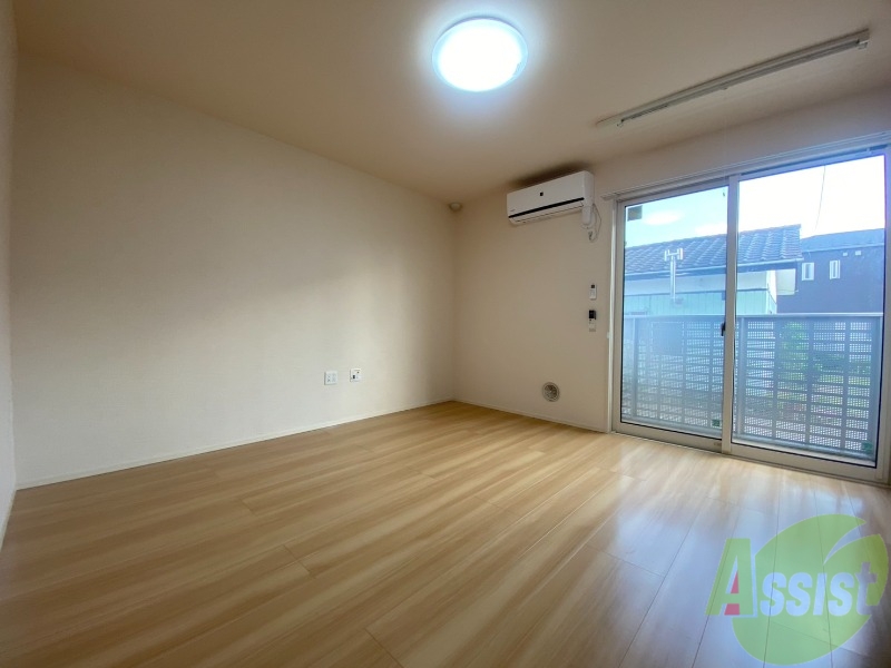 居室・リビング　南向きの大きめの窓から日差しがたっぷり入る明るいお部屋です。