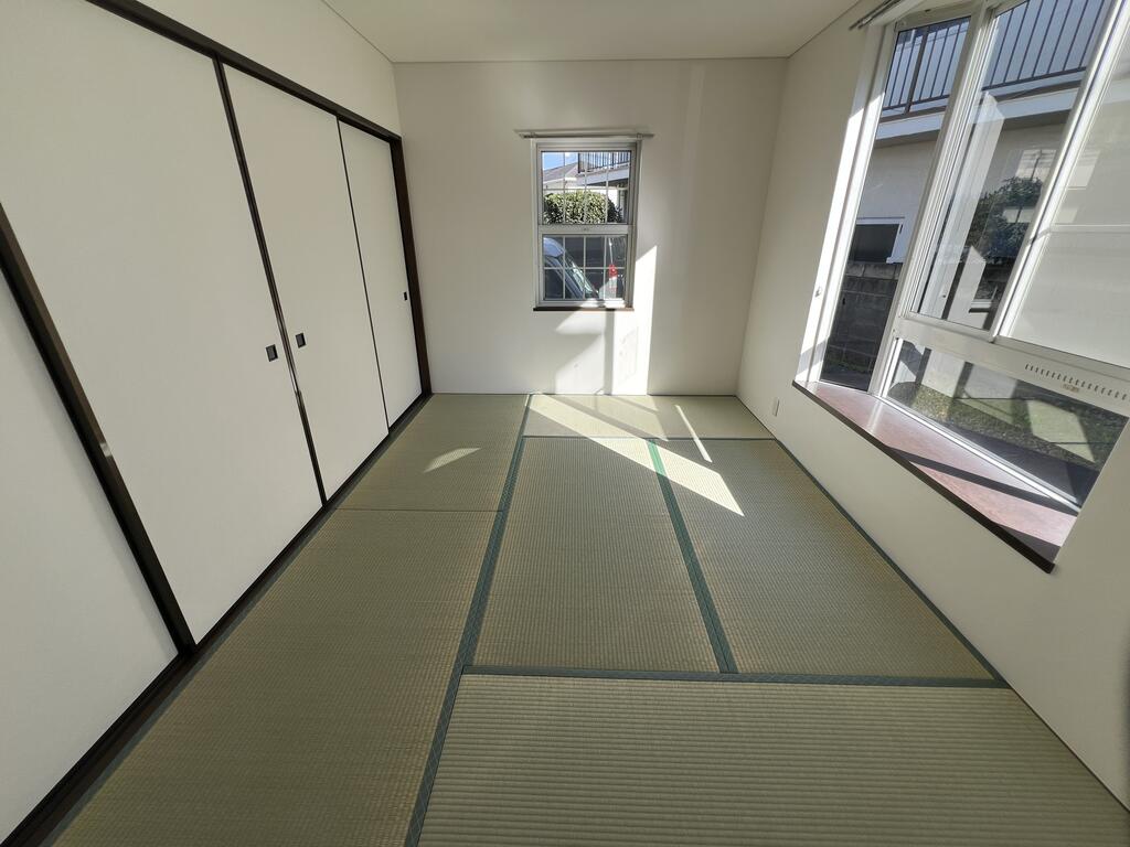 その他部屋・スペース　２面採光・大きな出窓で明るい和室