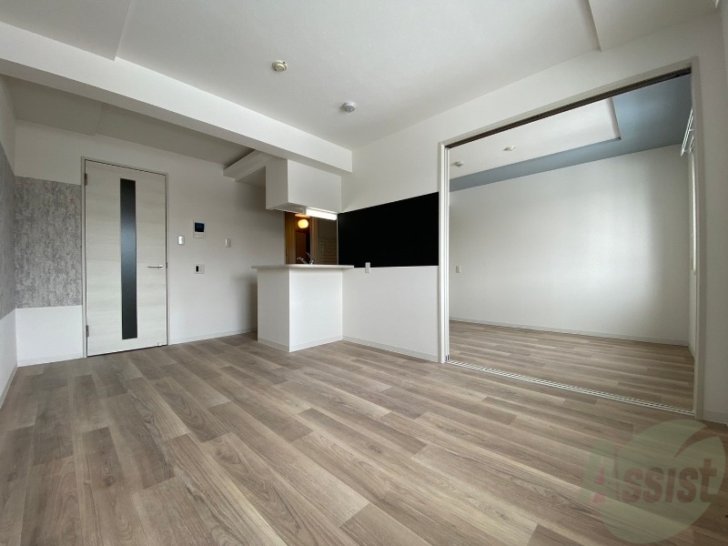 居室・リビング　フローリングや壁の色がお洒落な印象のリビングです。