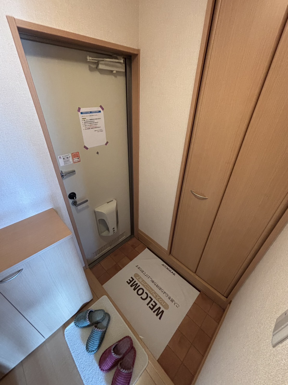 玄関　反転タイプのお部屋になります。