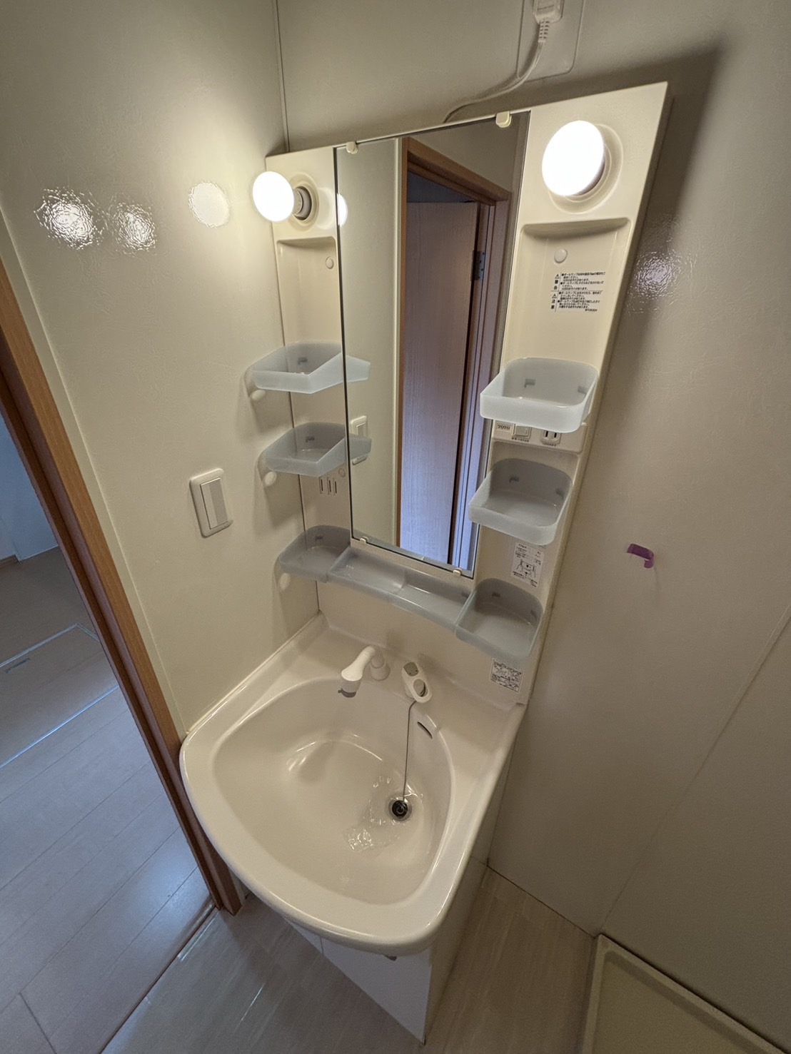 洗面設備　反転タイプのお部屋になります。