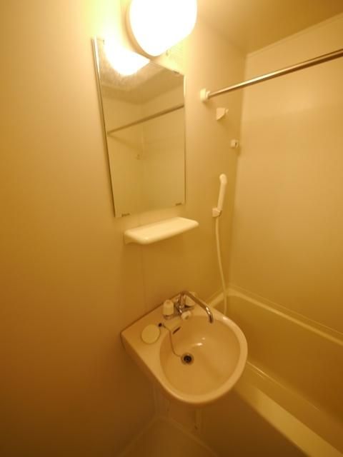 洗面設備　★忙しい時間に便利な鏡付きの洗面台です★