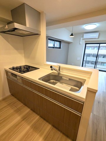 キッチン　グリル付ガス3口システムカウンターキッチン、瀟洒でお手入れ楽