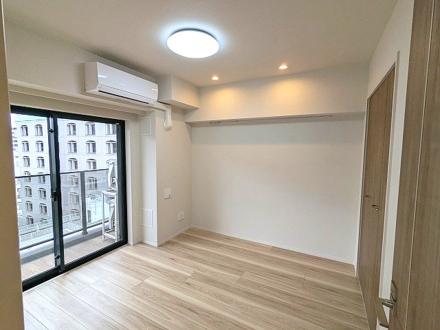 その他設備　リビング隣の5.7帖洋室 リビングと各洋室にエアコンと照明・