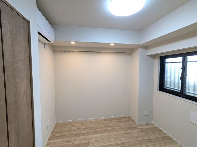 その他共有部分　リビングと独立した4.7帖洋室 リビングと各洋室にエアコンと