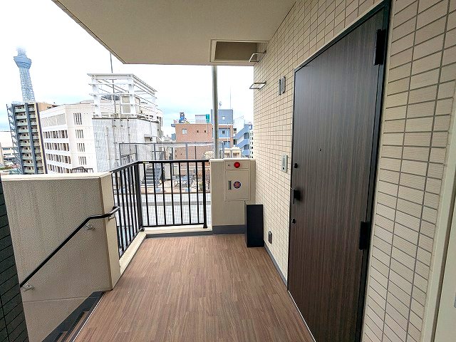 玄関　10F玄関前の共用廊下からスカイツリー隅田川花火見えます