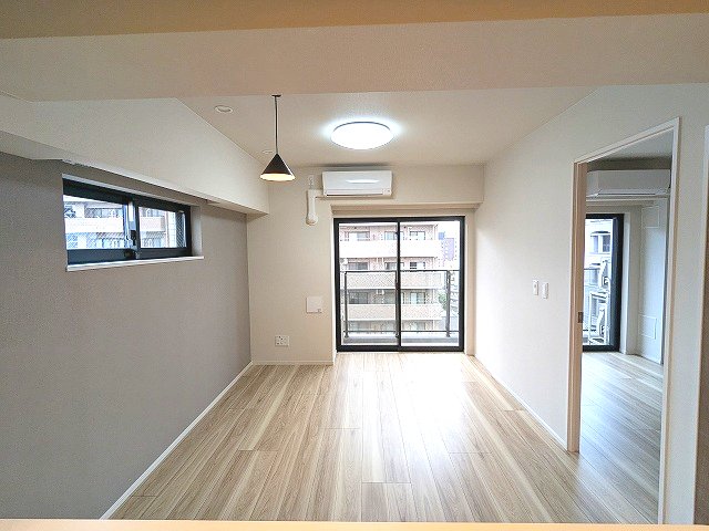 居室・リビング　リビングと各洋室にエアコンと照明・ダウンライト付 インターネ