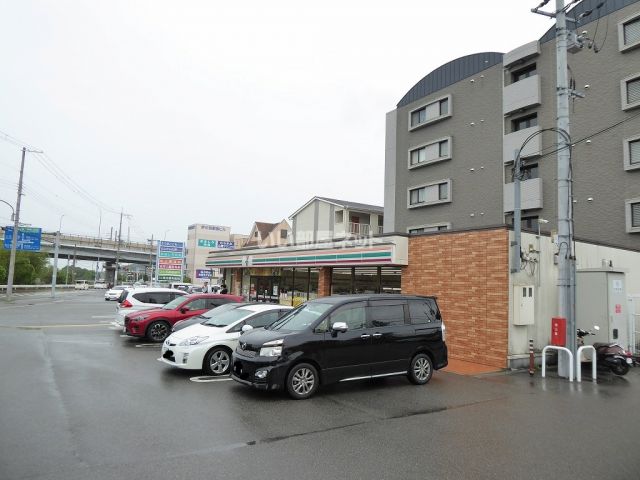 コンビニ　セブンイレブン（コンビニ）まで308m