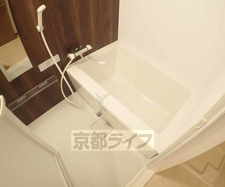 バス・シャワールーム　清潔感のあるバスルームです。