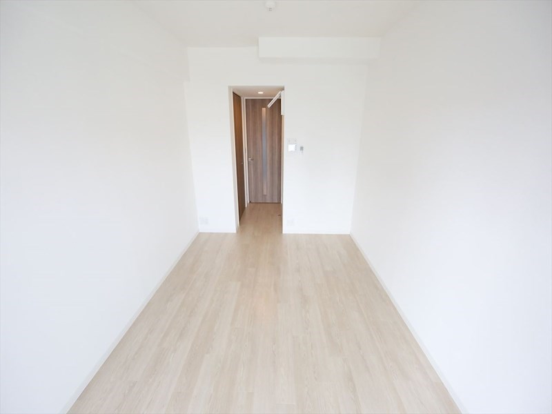 その他　洋室8.2帖　南面バルコニー　エアコン完備