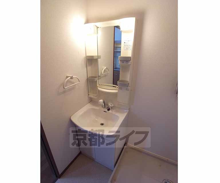 洗面設備　便利な洗面台です。