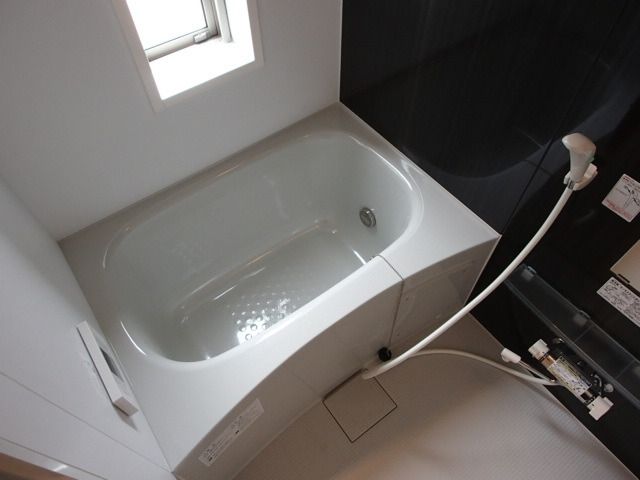 バス・シャワールーム　浴室乾燥機機能と追い焚き機能がございます