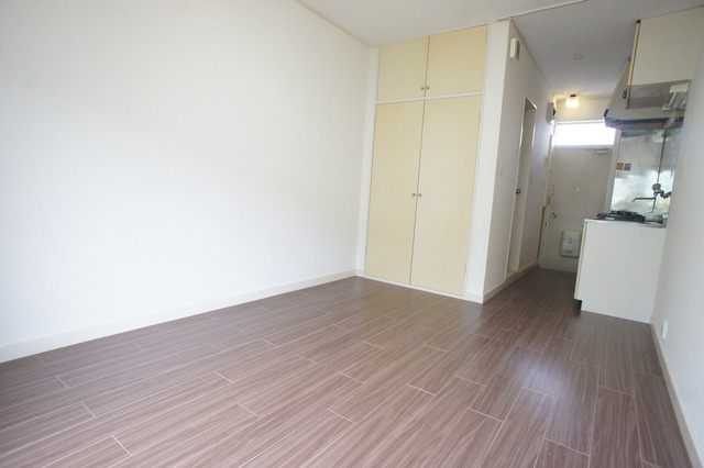 その他部屋・スペース　明るい色合いのフローリングが優しい雰囲気の室内です☆