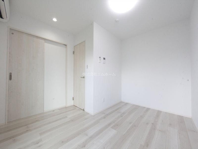 居室・リビング　洋室6.5帖　エアコン完備　バルコニーに面しています