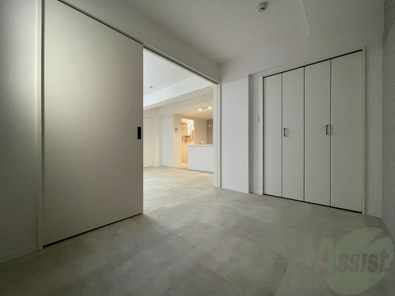 その他部屋・スペース　戸を閉めるとリビングと区切られた寝室にすることができますよ。