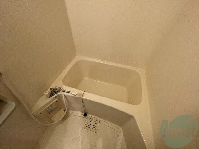 バス・シャワールーム　バスルームは狭すぎず、シャワーも浴びやすそうです。