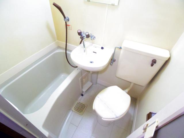 バス・シャワールーム　コンパクトで使いやすいお風呂です