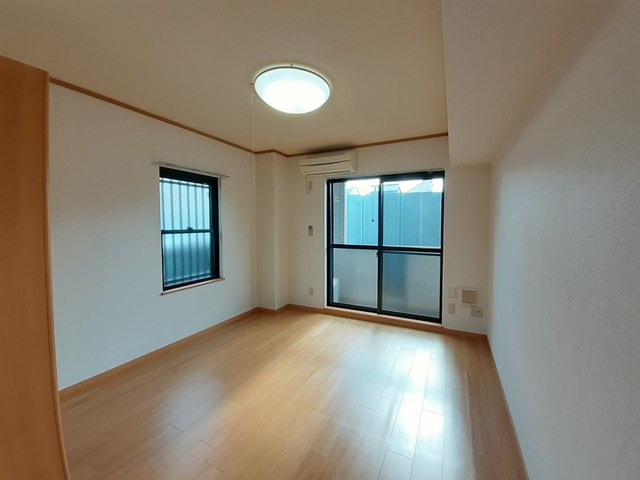 居室・リビング　角部屋の南向き！9.1帖の洋室です♪