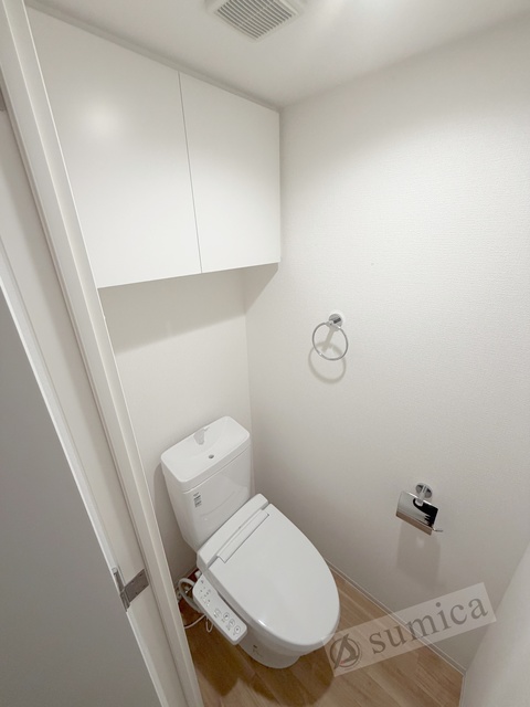 トイレ　人気アイテムの温水洗浄便座。清潔感のあるトイレです。