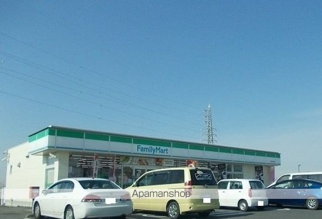 コンビニ　ファミリーマート（コンビニ）まで650m