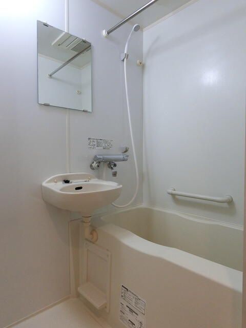 バス・シャワールーム　※別部屋の写真です